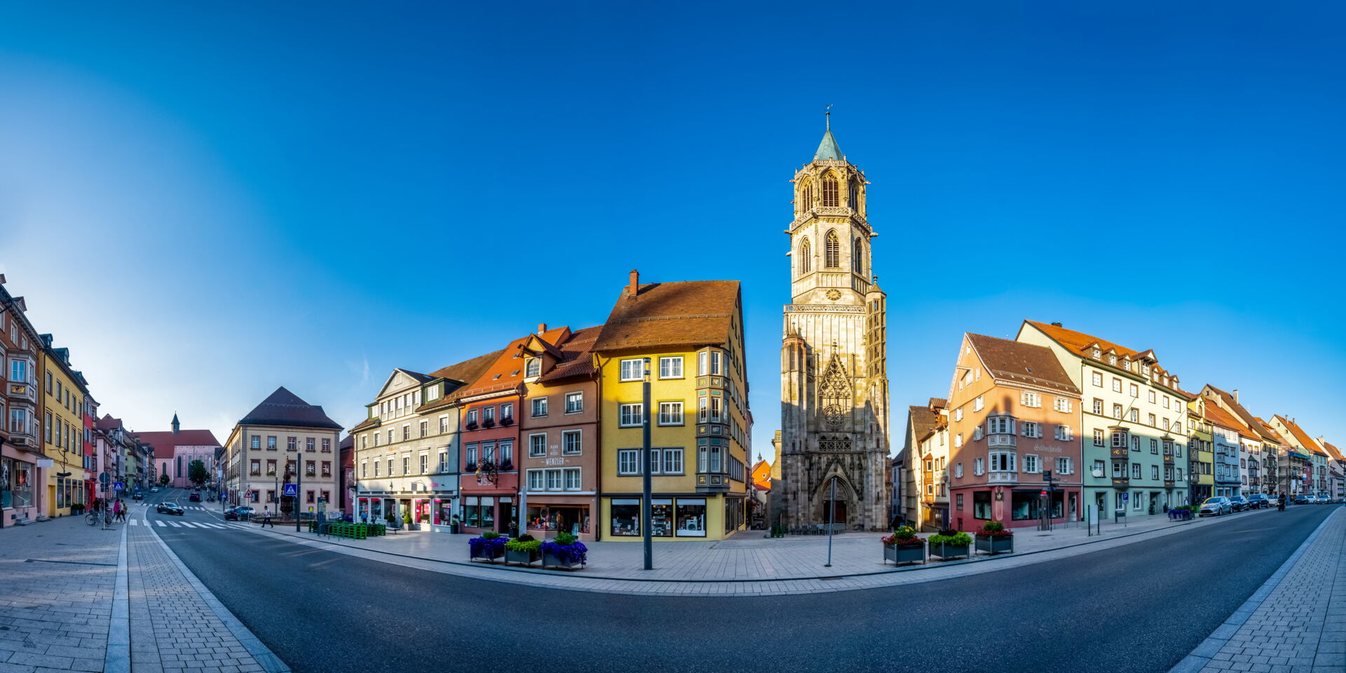 Panorama von Rottweil mit bunten Häusern und dem markanten Kapellenturm. SCHULER INVESTMENTS – Ihr Immobilienpartner vor Ort.